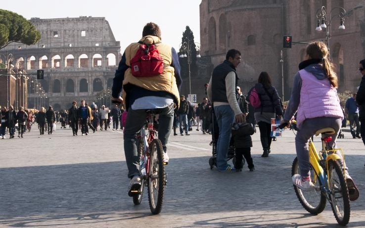 Bici come scooter: casco, targa e assicurazione obbligatori in un ddl