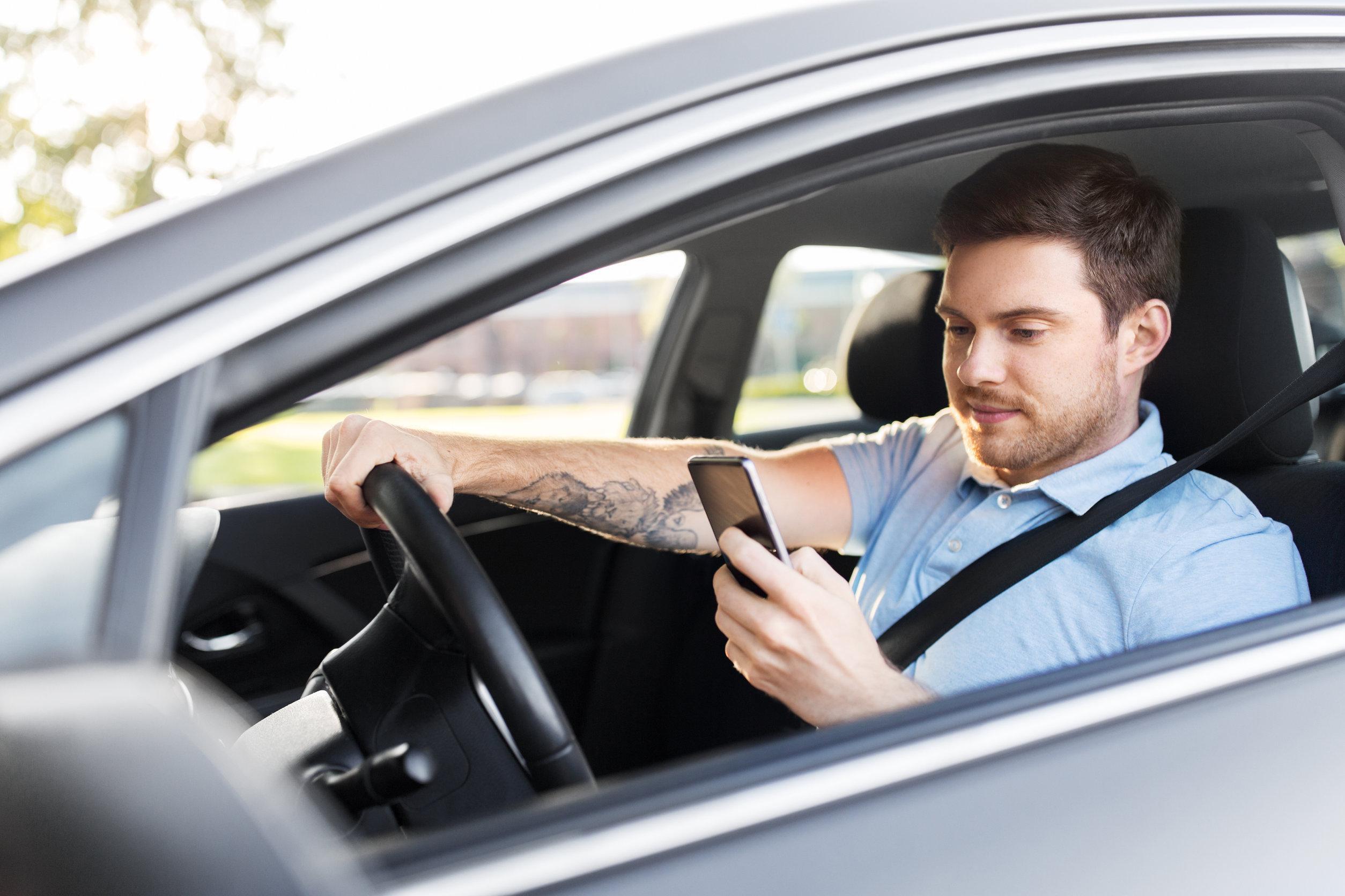 Guida distratta: oltre il 50% dei conducenti parla o legge alla guida