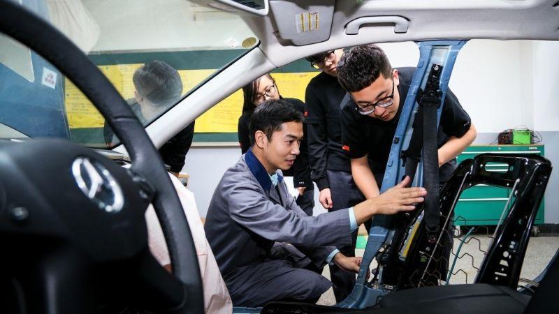 Mercedes-Benz fa il botto: bonus di 5400 euro ai dipendenti