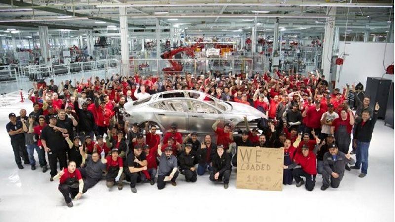 Tesla, fabbrica del futuro? Dipendenti denunciano stress e infortuni