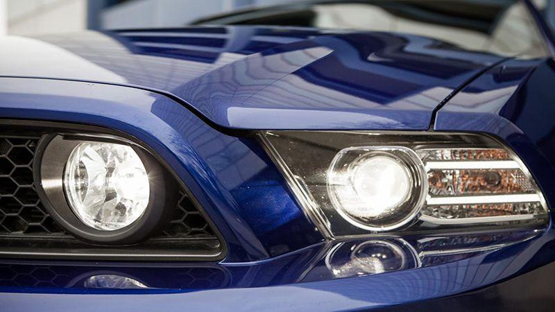 Ford: test fari alogeni, xenon e led. 6 tecnologie a confronto