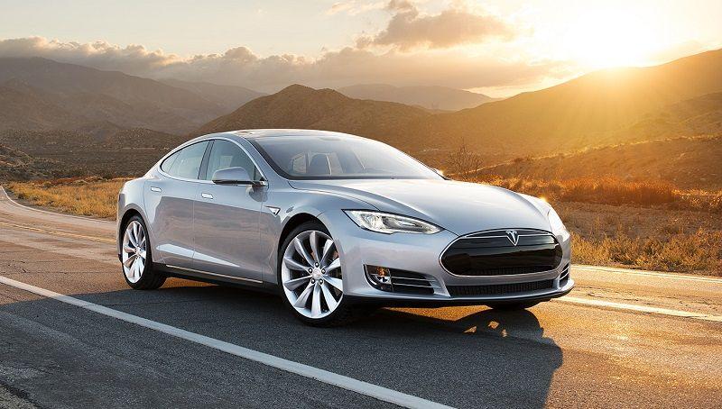 Tesla distrutta per salvare un uomo, Musk ricompensa il cliente eroe