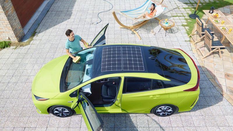 La Toyota Prius in Giappone si carica da sola: è il futuro dell'auto elettrica?