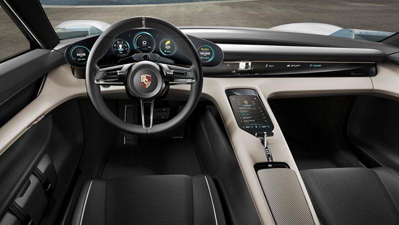 Porsche: “vendite in calo? Pronta la toppa dei servizi hi tech”