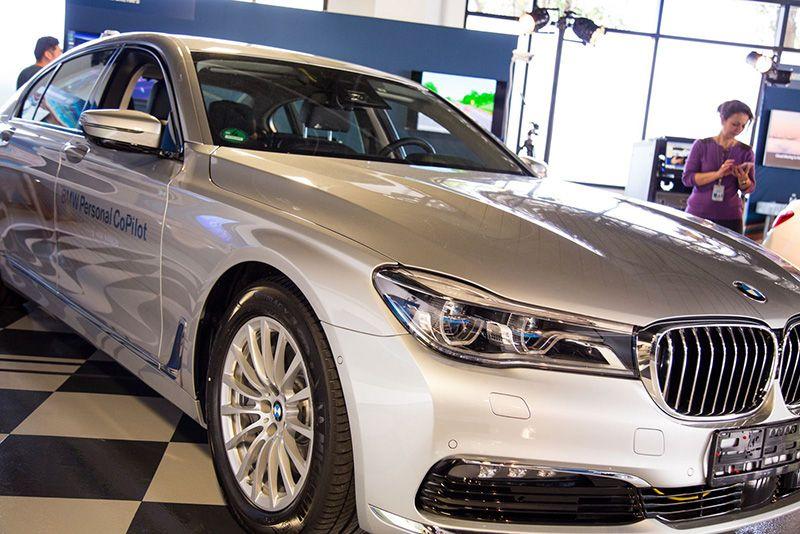 Bmw e Intel presentano la Serie 7 per i test di guida autonoma