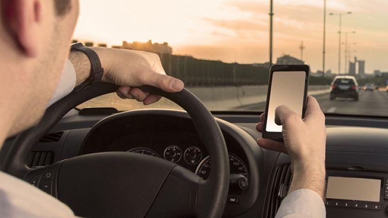 Apple, basta distrazioni al volante: l'iPhone congela i messaggi