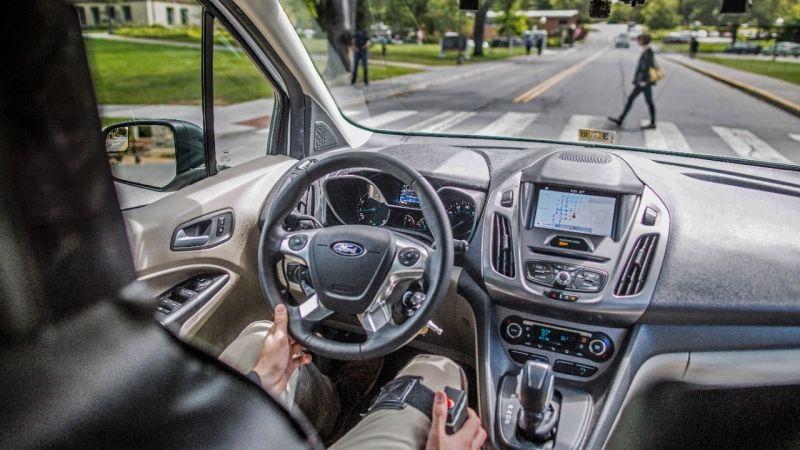 Ford sperimenta le luci di segnalazione che parlano ai pedoni