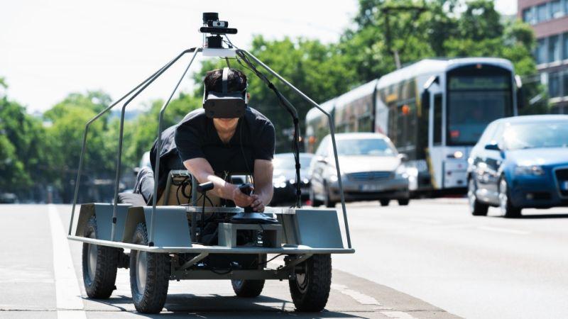 Auto robot, a scuola guida con Daimler per superare la paura