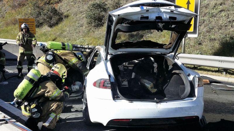 Una Tesla Model S va a fuoco: ecco cosa fare in caso d'incendio