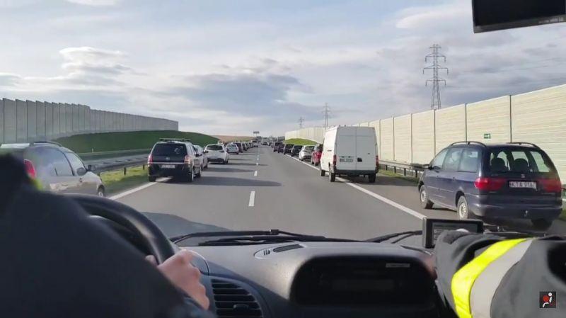 La precedenza ai mezzi di soccorso, l'esempio della Polonia [VIDEO]