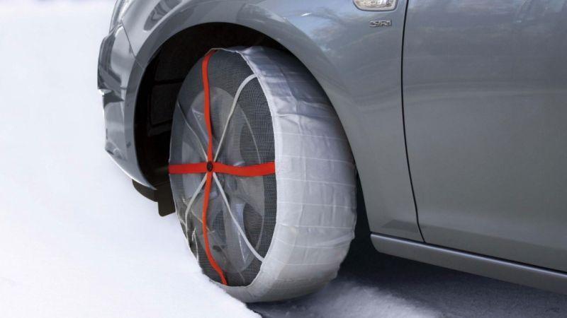 Auto con calze da neve sugli pneumatici