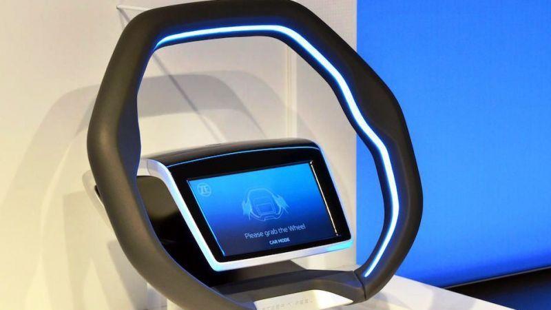 Il volante del futuro? Ha l'airbag posteriore e i comandi gestuali [VIDEO]