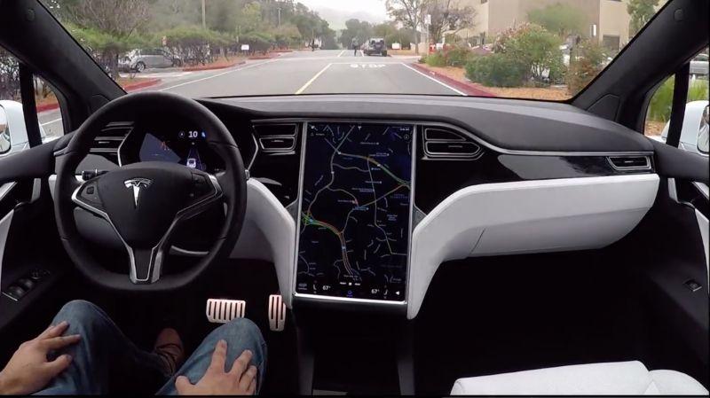 USA, ubriaco si fa portare a casa dall'Autopilot Tesla: arrestato