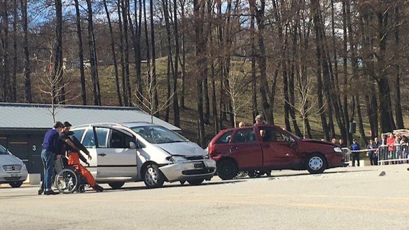 Incidente in città senza cinture: il crash test live del TCS