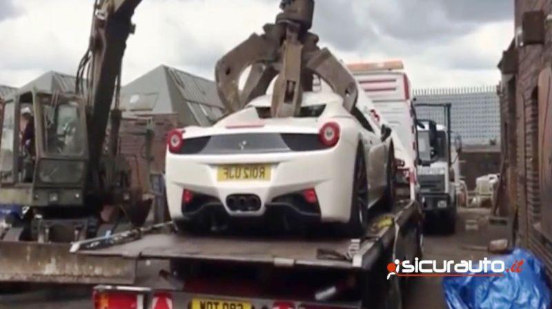 UK: polizia confisca e demolisce la sua Ferrari, lui pubblica il video