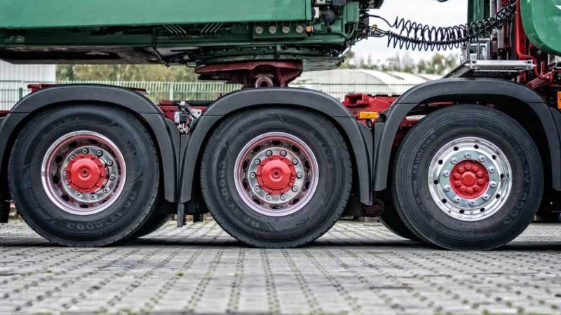 Pneumatici da gomma rigenerata: avviati i test in Italia su 20 camion