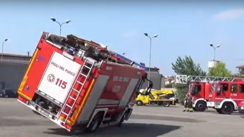 Camion dei pompieri si ribalta, l'esercitazione finisce male [VIDEO]