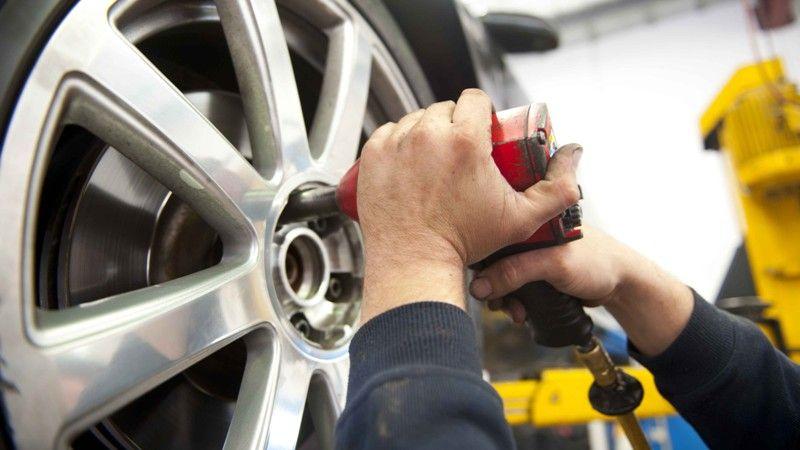 Serraggio bulloni ruote auto