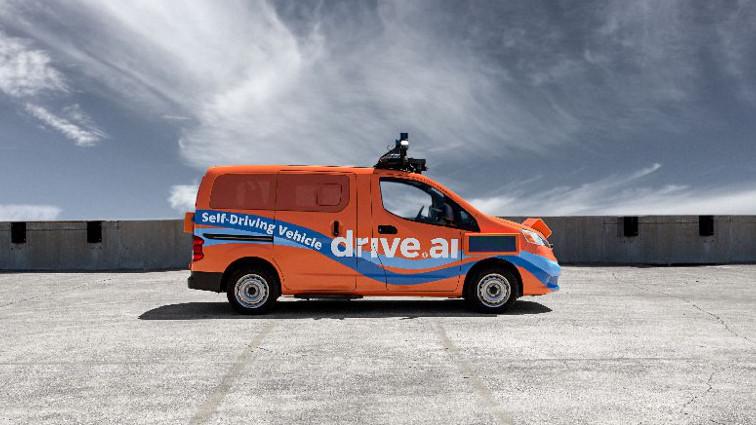 Auto arancioni e display informativi: la guida autonoma avvisa i pedoni
