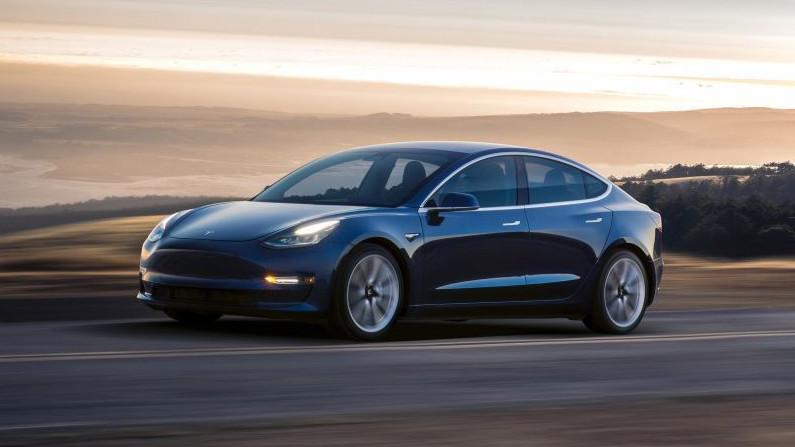 Assicurazione auto, per la Tesla negli USA costa quanto una supersportiva