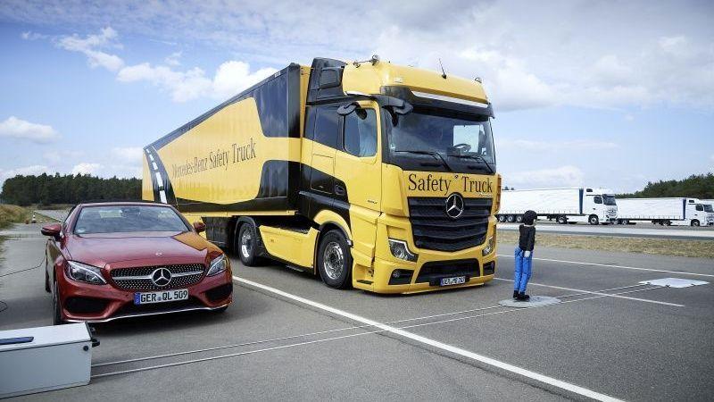 Camion più sicuri, Mercedes spinge sui sistemi Adas per ridurre gli incidenti