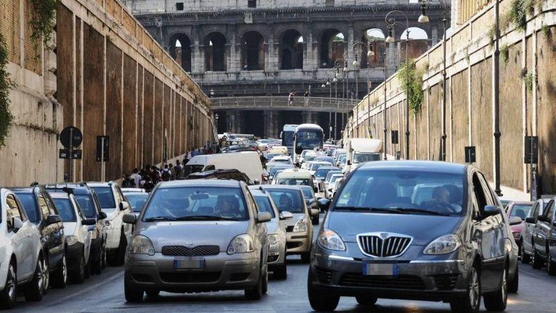 Il 66% degli italiani si muove in auto, bici e autobus perdono utenti