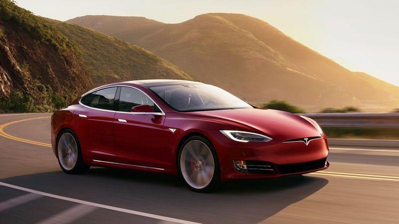 Tesla congela la guida autonoma: "l'Autopilot crea confusione?