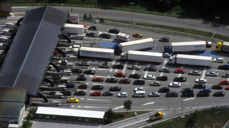 In Italia 1,8 km di strada ogni 10 mila auto