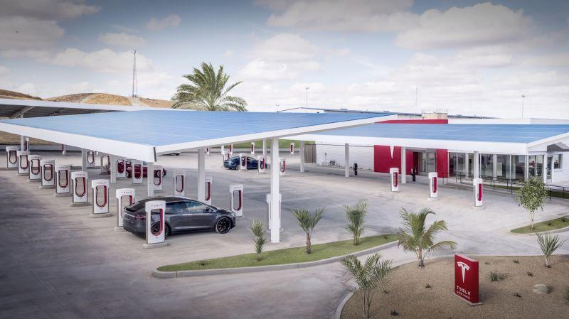 Ricarica Tesla gratis: scende a 6 mesi l'accesso ai Supercharger in Italia