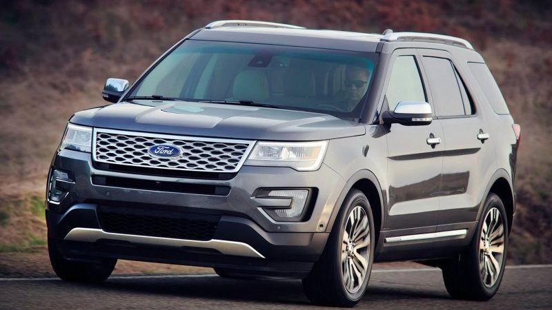 Ford elimina oltre 100 retrovisori, auto più semplici per tagliare i costi