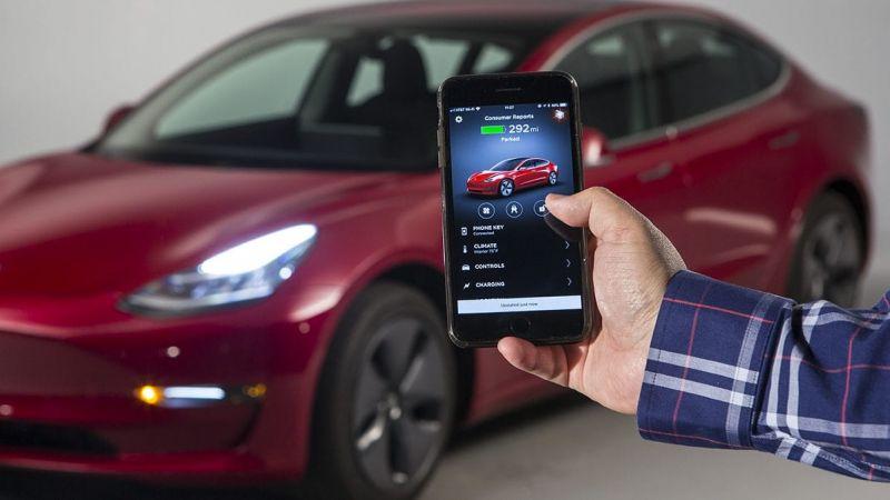 La Model 3 in pasto agli hacker: Tesla sfida i pirati informatici