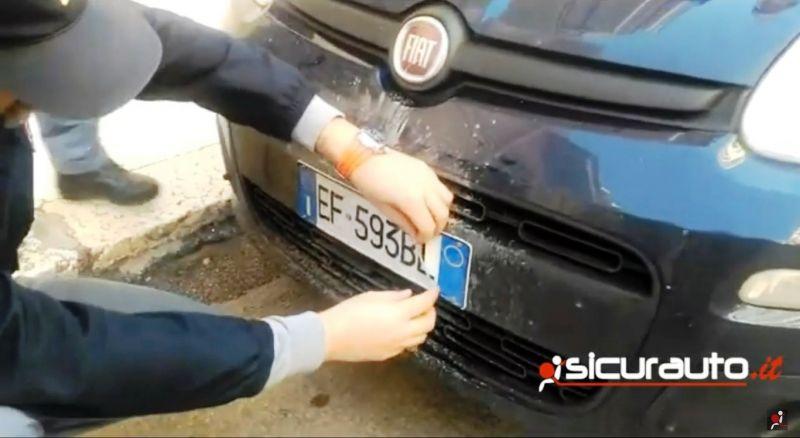 Targa camuffata: la Polizia scopre il nuovo trucco quasi perfetto [VIDEO]