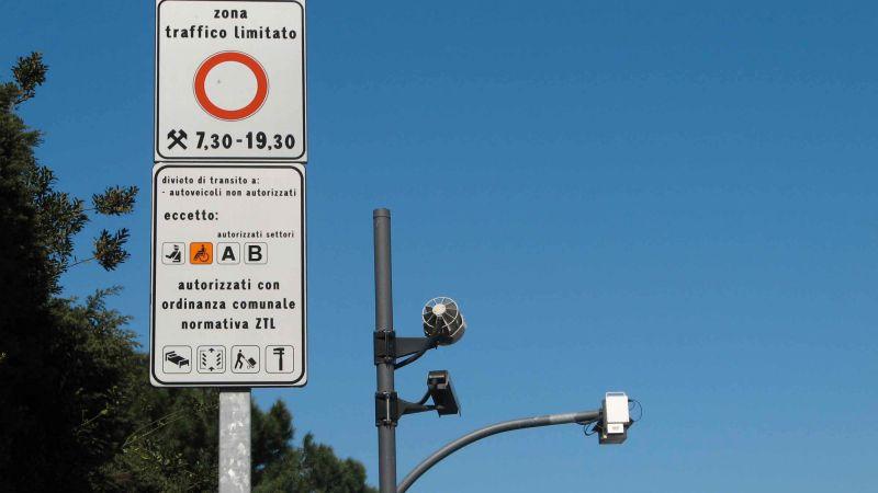 Roma, multe cancellate con il trucco delle finte auto di scorta