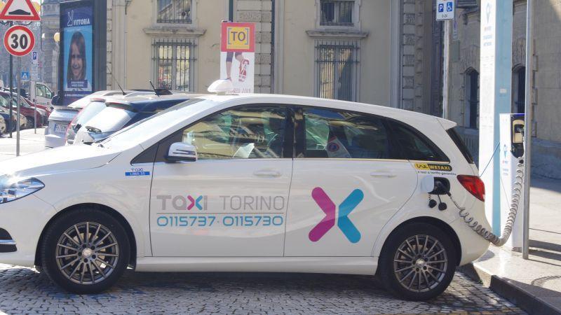 Taxi a Torino elettrici: le prime auto 74 anni dopo la delibera