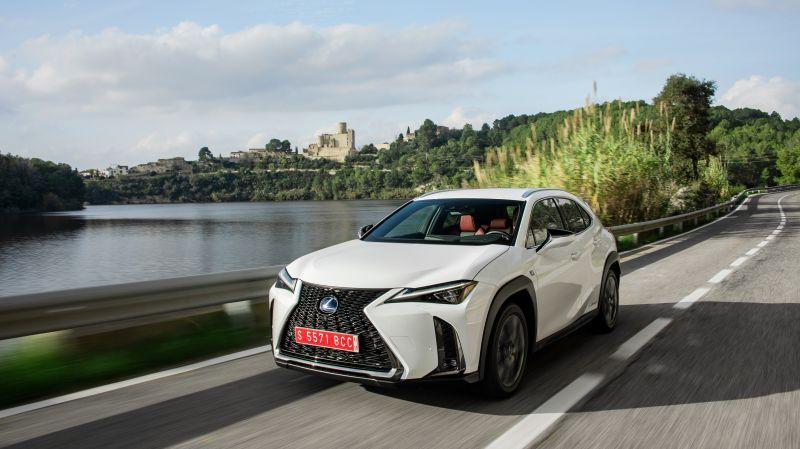 Lexus introduce la crossover compatta UX, premium e full hybrid