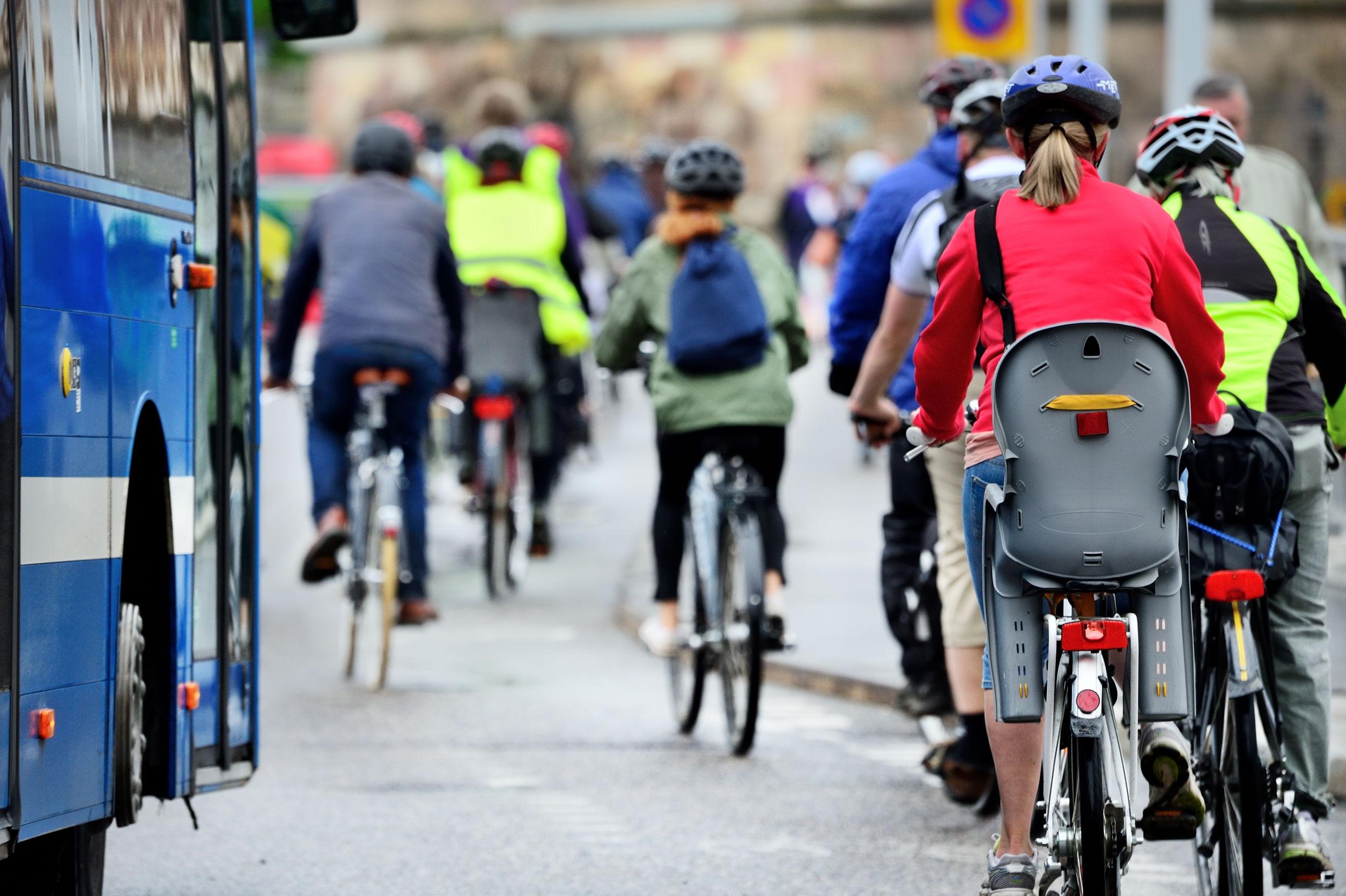 Bici, Auto o Bus: qual è il mezzo più veloce per andare al lavoro?