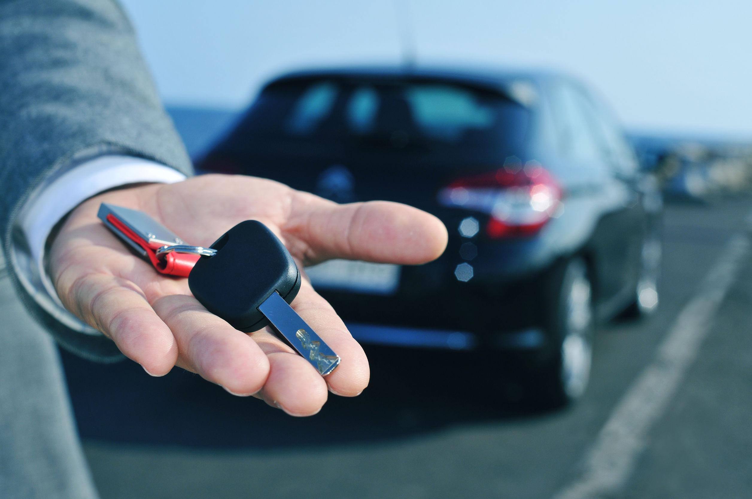 Auto di cortesia: cos’è, costo e come funziona