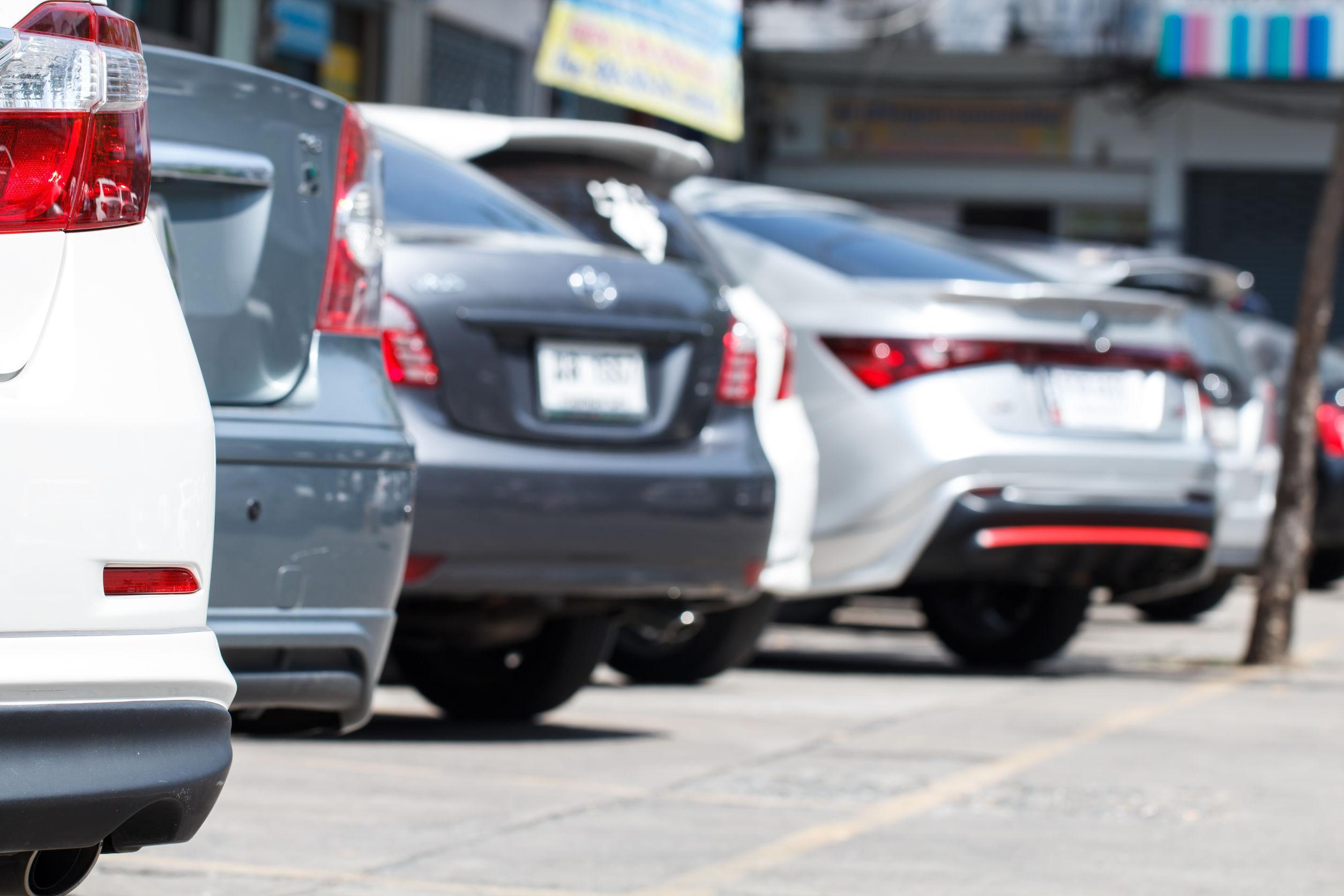 Attività di parcheggiatore abusivo: illecito o reato?