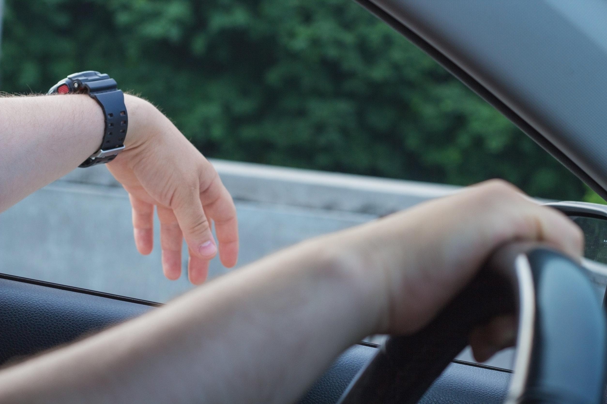 Furti in auto: il trucco  dello specchietto che fa sparire l’orologio