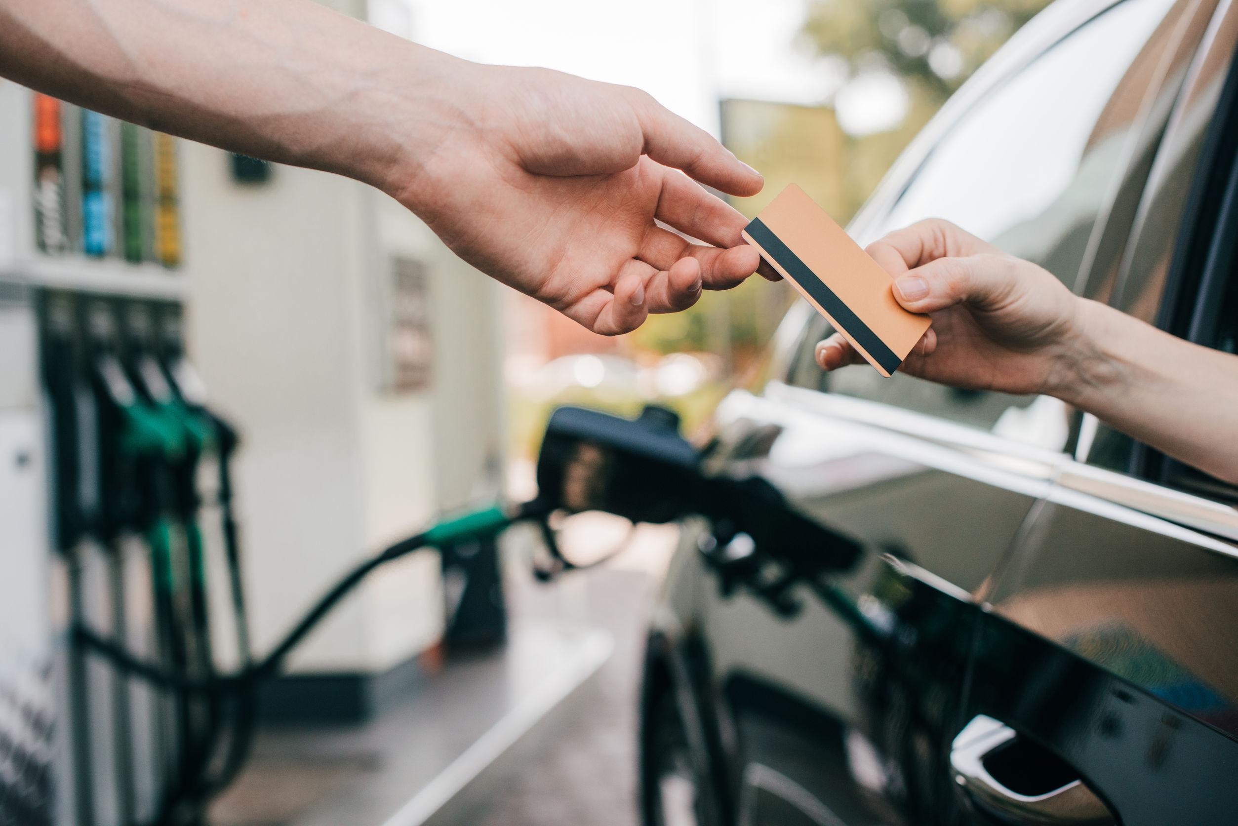 Benzina e pagamento POS: esiste un importo minimo per legge?