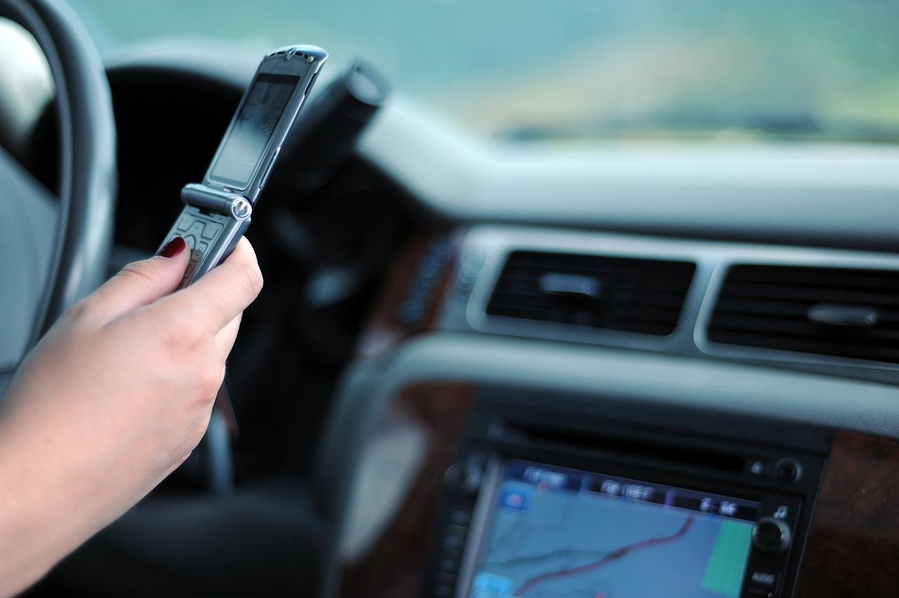 Si può guidare con gli auricolari