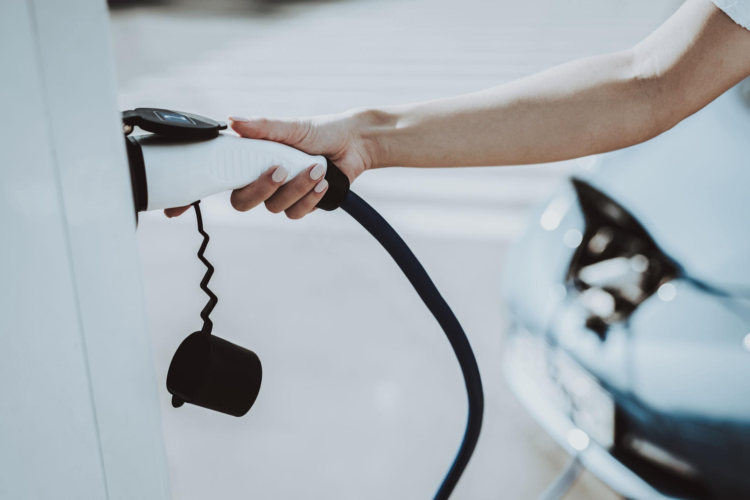 Consumi auto elettriche e ibride: il test su 10 modelli a confronto