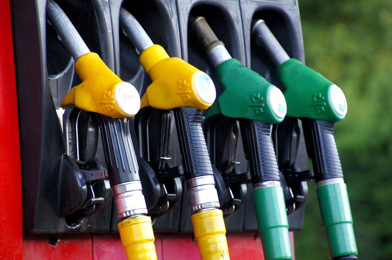 Prezzi benzina 2020: quanto carburante si compra con uno stipendio medio?