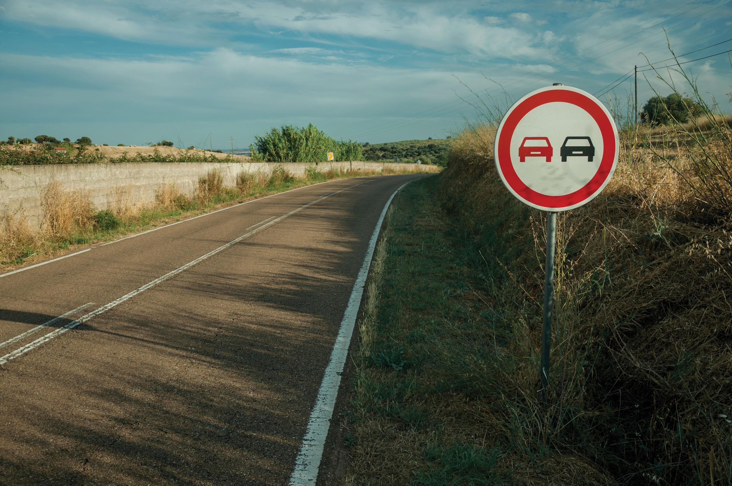 Cassazione: il sorpasso contromano comporta due infrazioni