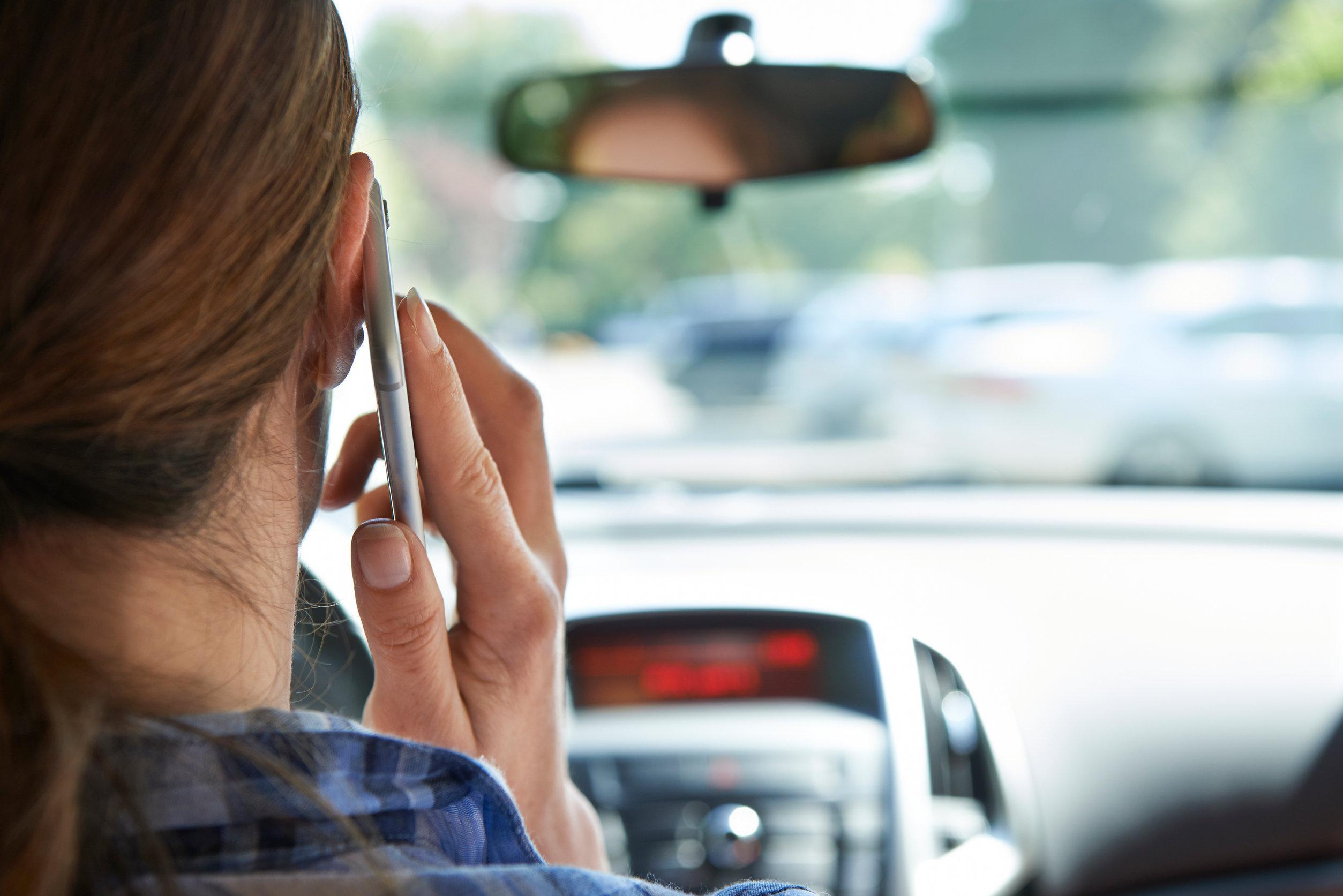 Cellulare alla guida: attive le telecamere anti distrazioni in Olanda