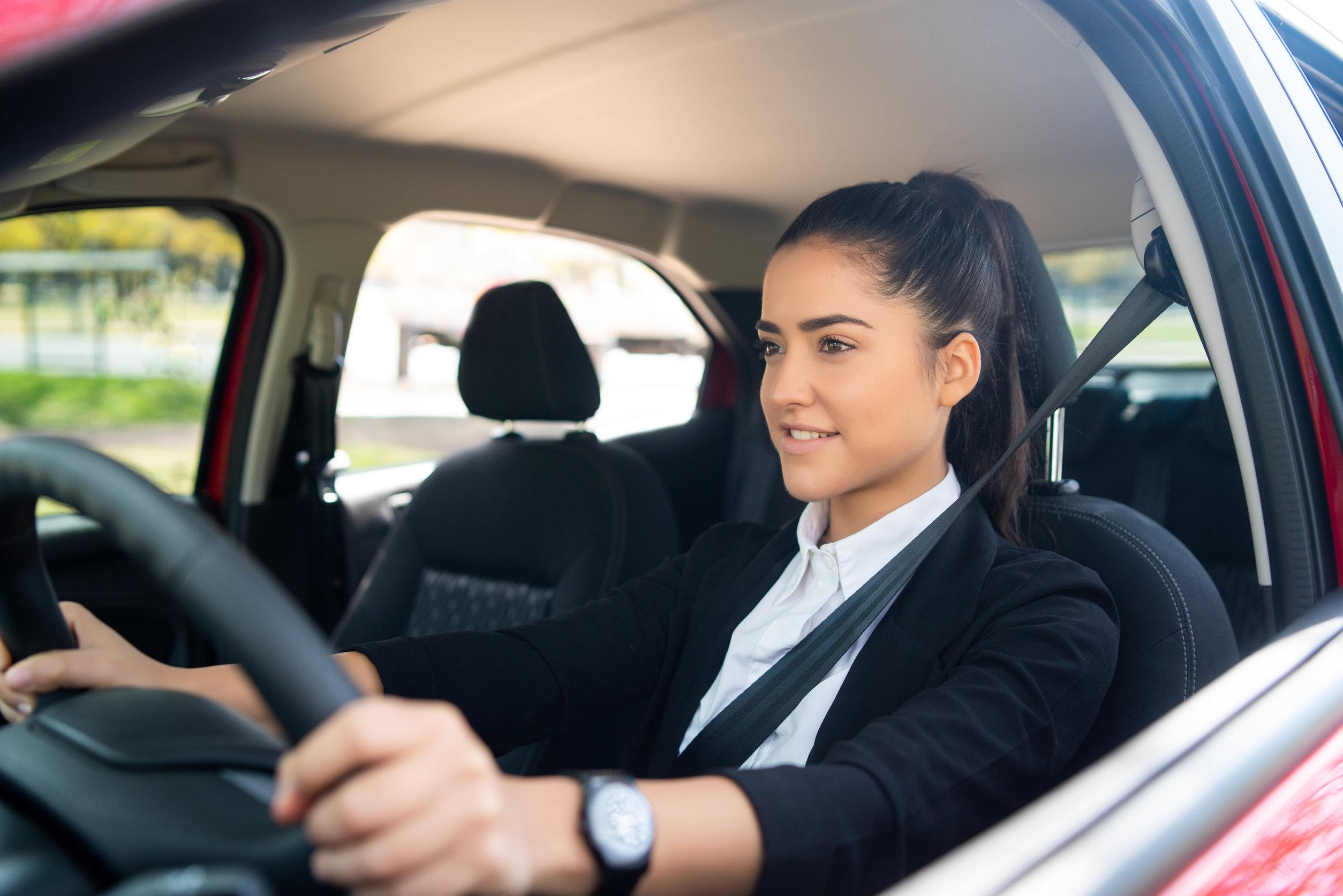 She driving now. Женщина за рулем. Женщина водитель. Профессиональный водитель женщина. Женщина таксист.