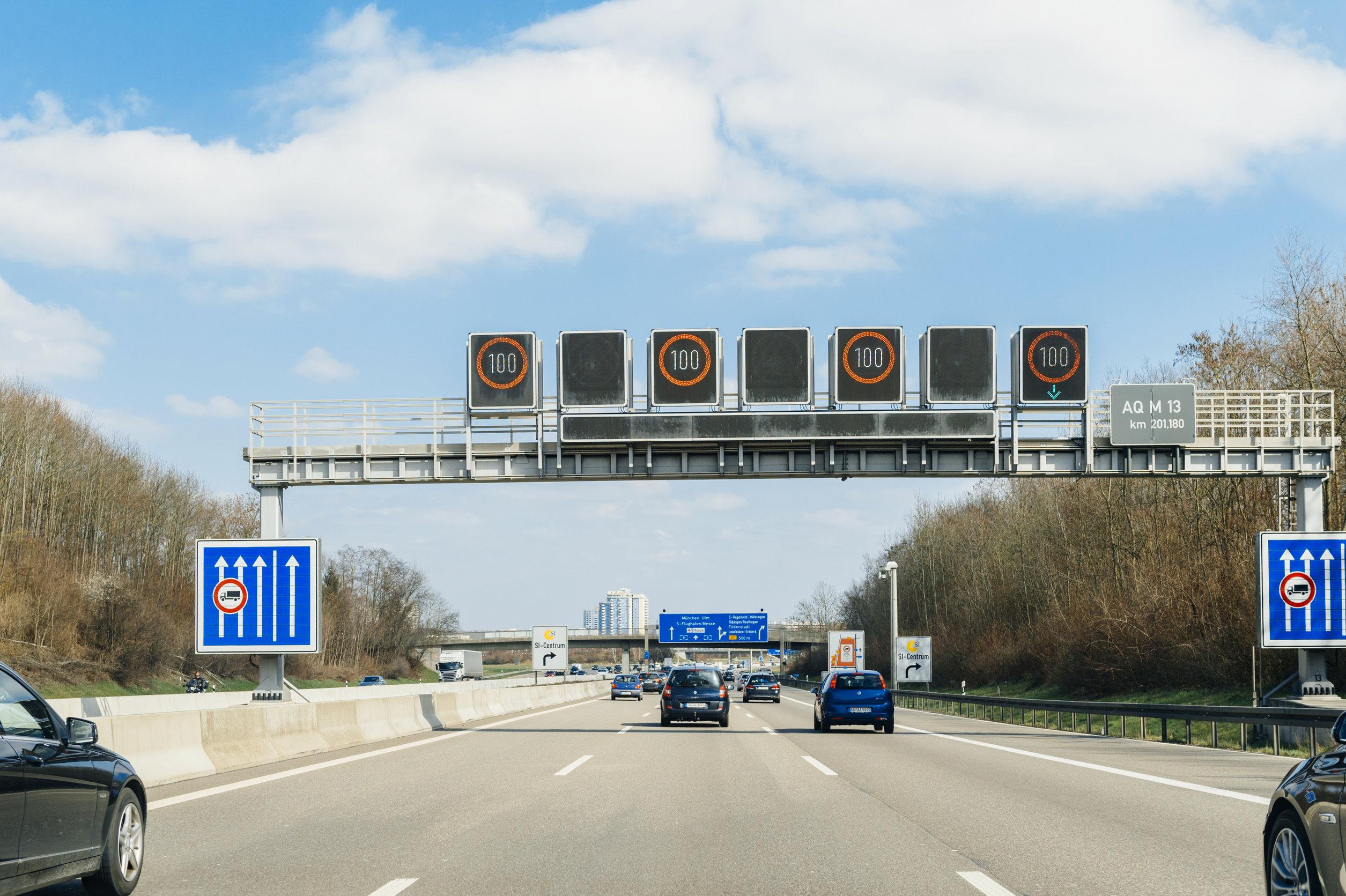 Europa: limiti di velocità digitali in autostrada entro il 2025