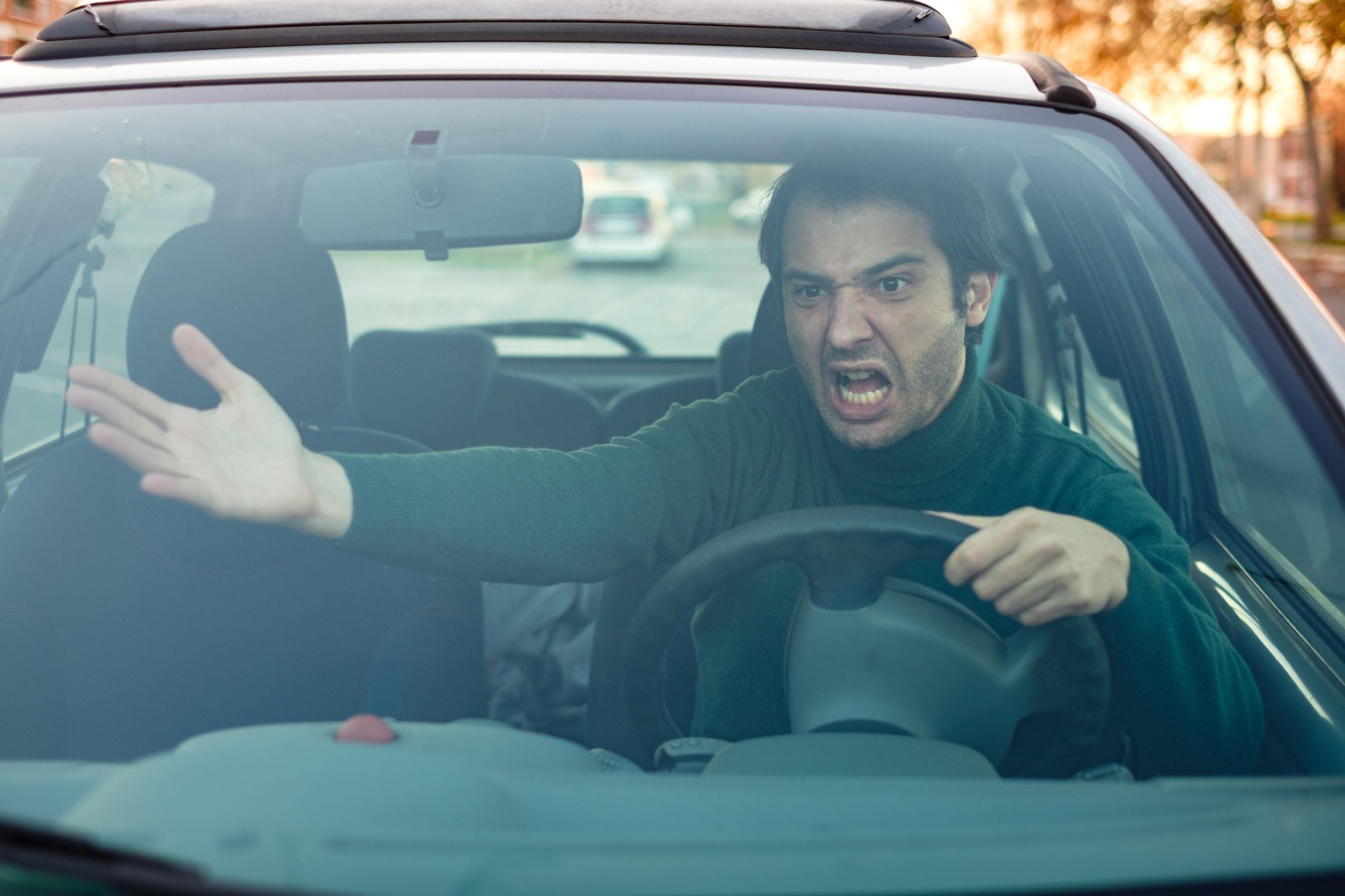 Insulti alla guida sanzioni