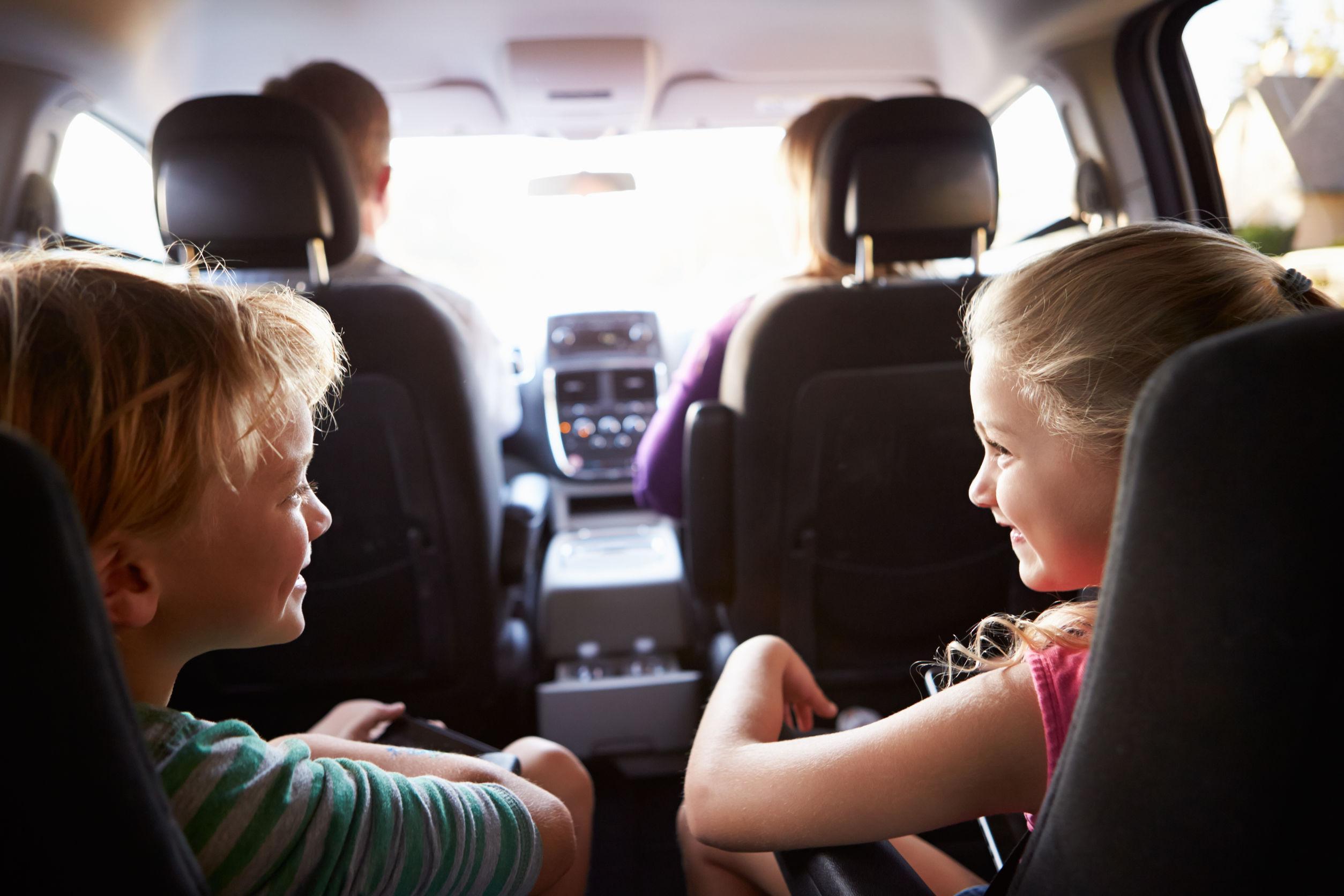 Padri VS Madri al volante: per il 43% dei figli il papà è più bravo