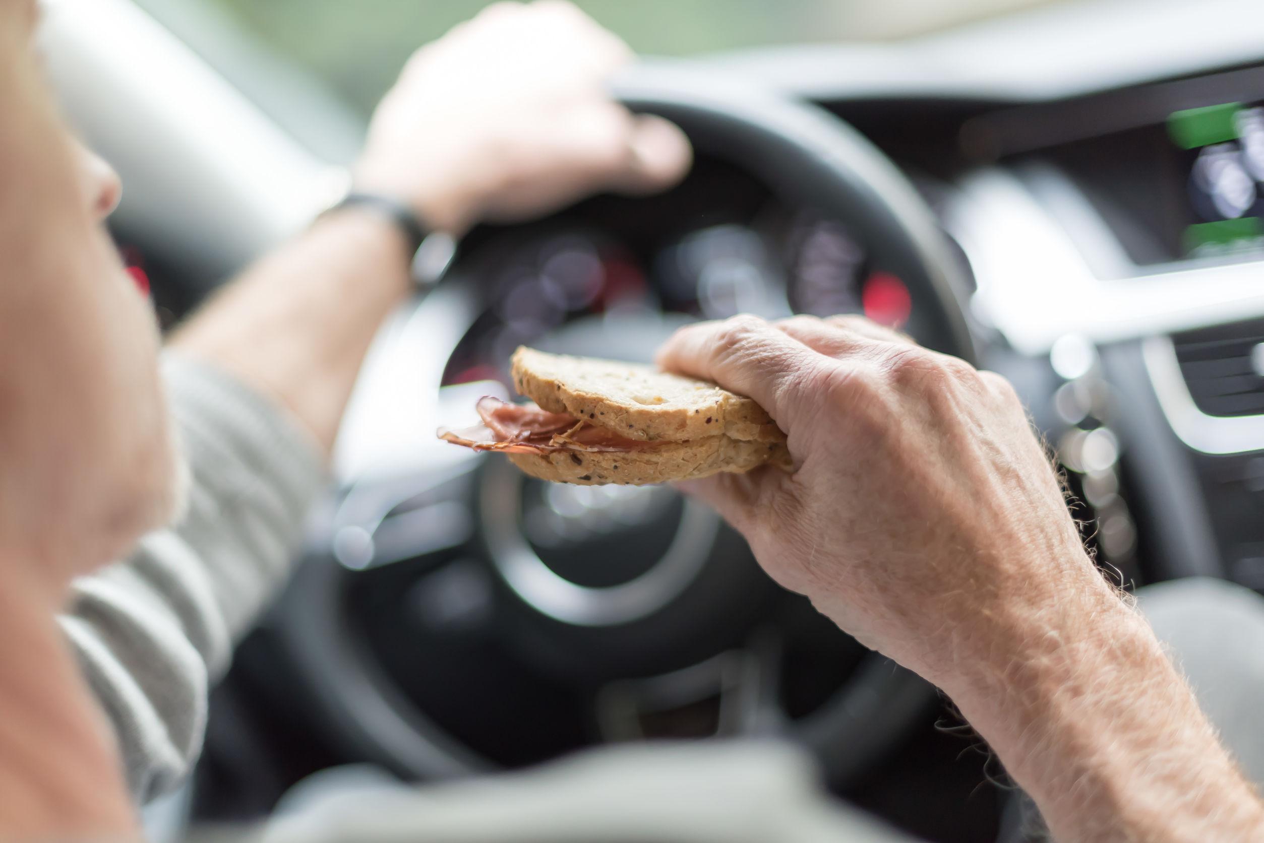 Mangiare mentre si guida si può fare